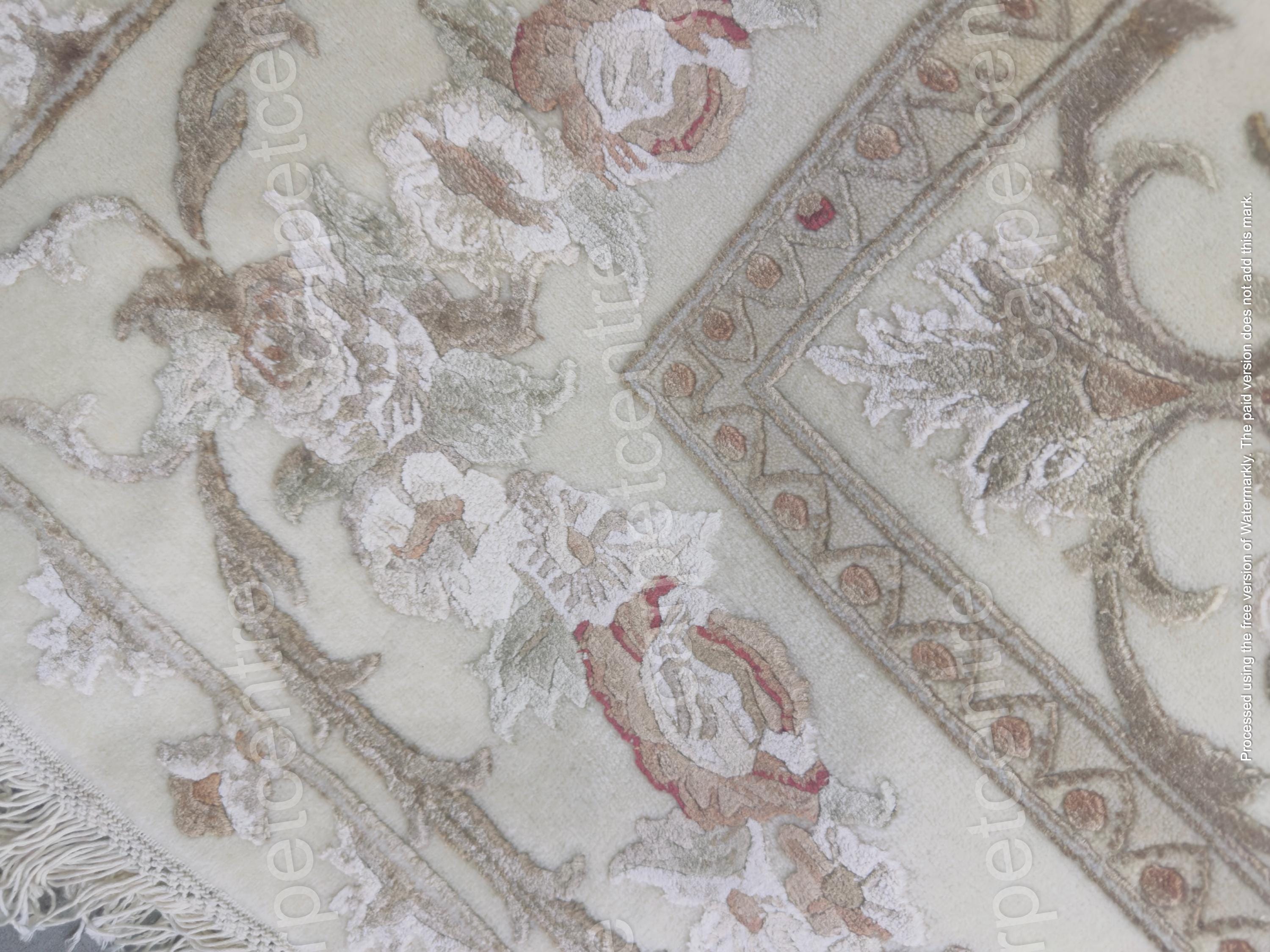 Handwoven Wool Art Silk Rug: Ivory Persian Floral Medallion