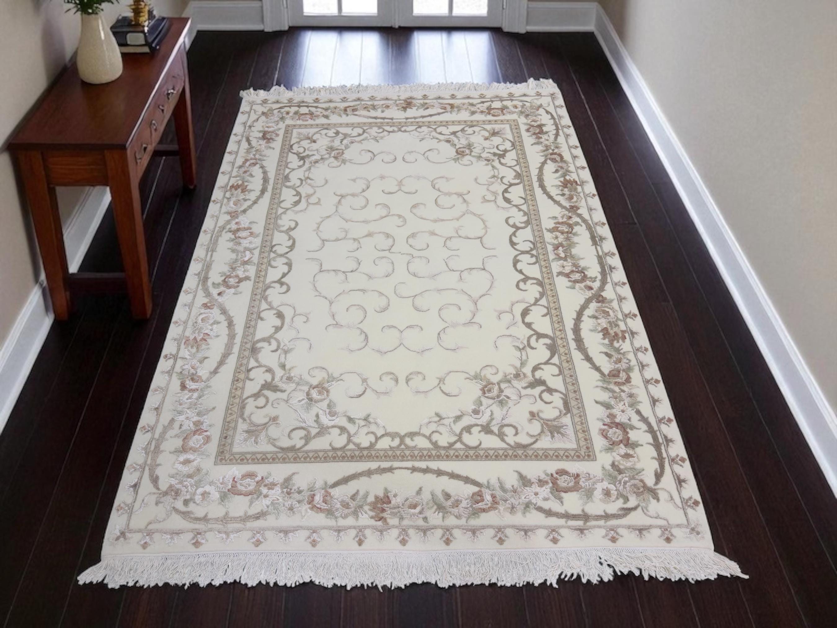 Handwoven Wool Art Silk Rug: Ivory Persian Floral Medallion